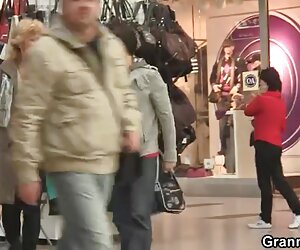 Nenek matang percuma berambut perang dalam talian melompat pada zakar muda ibunya.