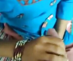 Makcik India jerks off teman lelakinya hot matang gadis.