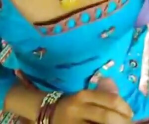Makcik India jerks off teman lelakinya hot matang gadis.