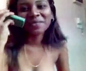 Makcik India seksi dengan tetek besar memberikan blowjob wanita tua yang besar kepada pelanggannya.