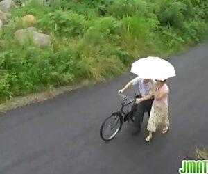 Wanita matang dan tua yang terangsang bercinta dengan lelaki muda, seks untuk orang yang tidak sabar.