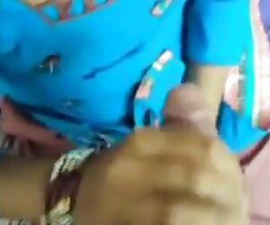 Handjob nenek daripada aunty India kepada handjob teman lelakinya.
