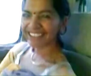 Pintar matang India hitam wanita tua fuck makcik dalam kereta, menunjukkan buah dada.