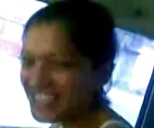 Pintar matang India hitam wanita tua fuck makcik dalam kereta, menunjukkan buah dada.