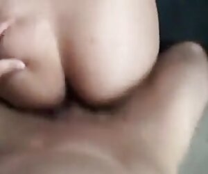 Hujan dan nenek buatan sendiri fucking mengisi pussy dia.