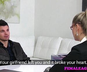 Ejen perempuan milf hd membetulkan harta rampasan besar nenek fucks patah hati stud dengan lidah palsunya.