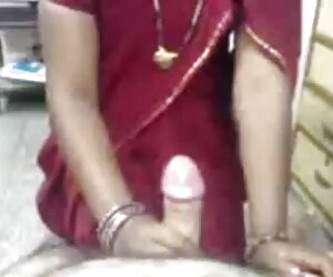 Video lucah buatan sendiri India dengan wanita tua bersaris merah.