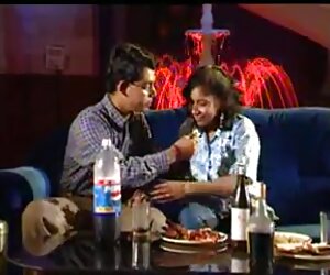 India - Aunty Baharu ialah video buatan sendiri tentang swingers matang yang sedang bercinta dan makan di luar.