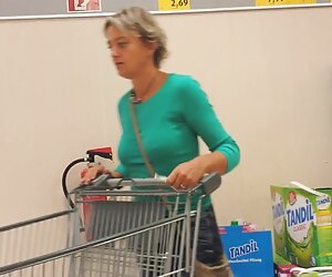 Filem milf seksi cubitan hijau matang.