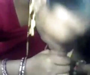 Wanita tua India bercinta dengan lelaki muda bersaris merah.