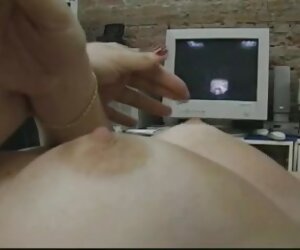 Berambut perang seksi berkaca mata nilon menunjukkan pantatnya yang ketat dan mainan dalam faraj merah jambunya.