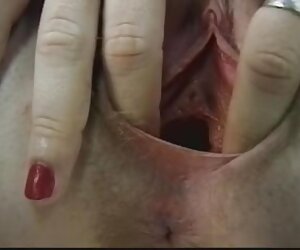 Berambut perang seksi berkaca mata nilon menunjukkan pantatnya yang ketat dan mainan dalam faraj merah jambunya.