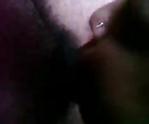 Hot India makcik menyediakan pasangannya kecil perempuan zakar melalui blowjob.