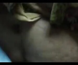 Seorang lelaki muda bercinta dengan pelajar amatur, melancap di hadapan ibunya.