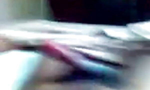 XXX Makcik India seksi dengan tetek besar memberikan blowjob wanita tua yang besar kepada pelanggannya.