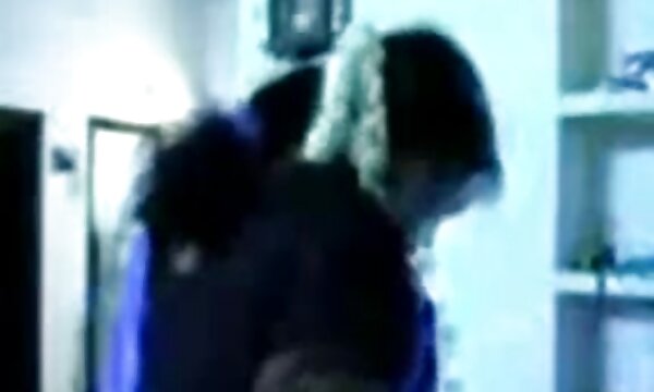 XXX Makcik India awek seksi menikmati dengan pasangan lucah Sepanyol matang.