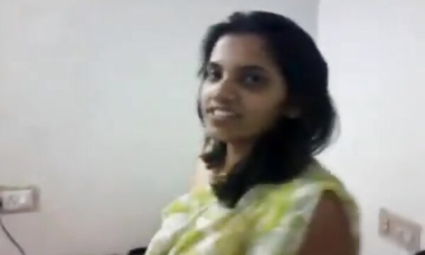 XXX India MILF wanita lebih tua fuck dan melakukan sedikit striptis dalam saree India.