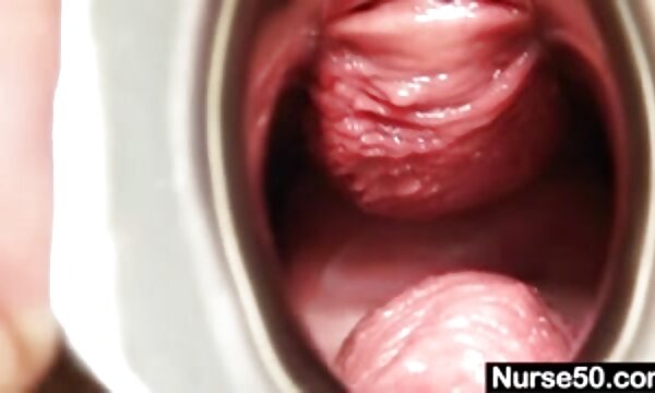 XXX Nenek awek tua Irma, yang telah fucked, mempunyai faraj yang sangat berbulu.