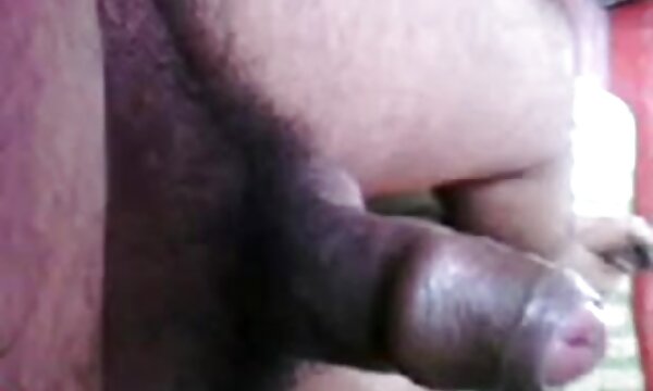 XXX Hot India makcik menyediakan pasangannya kecil perempuan zakar melalui blowjob.