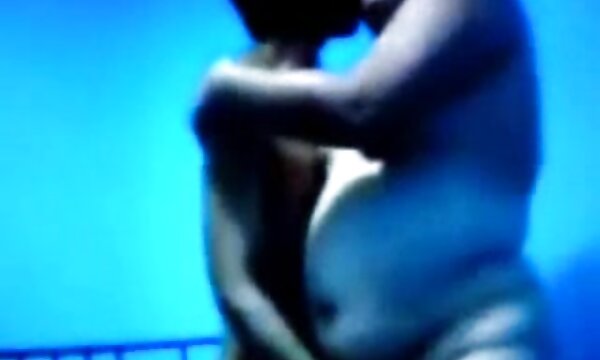 XXX Ibu India matang dan ibunya meniduri anak kecilnya! Budak India Amatur!