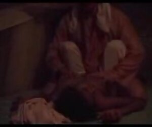 Swamiji meniduri wanita yang lebih tua seks dubur dengan makcik ashram.