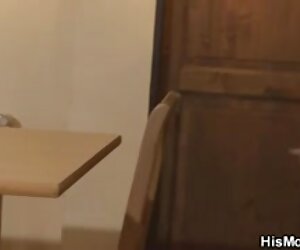 Jalang tua miang mengunyah nenek dan video dengan rakan anaknya.