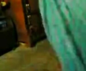 Aunty Priya menunjukkan video wanita amatur sebenar meniduri aset mereka.