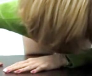 Wanita berusia 40 tahun melakukan hubungan seks, setiausaha menjadi seksi dalam kehidupan sebenar!