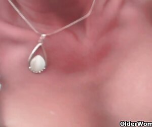 Baik bulat MILF bermain dengan beliau lebih tua matang dan berbulu pussy.