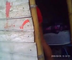 Wanita Sepanyol berusia empat puluhan, kaki unta tebal, ditangkap kamera tersembunyi oleh intip.