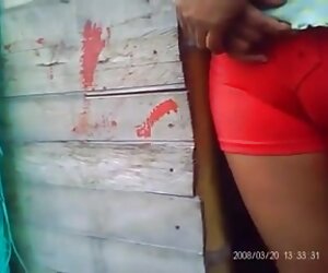 Wanita Sepanyol berusia empat puluhan, kaki unta tebal, ditangkap kamera tersembunyi oleh intip.