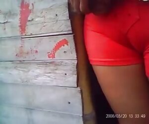 Wanita Sepanyol berusia empat puluhan, kaki unta tebal, ditangkap kamera tersembunyi oleh intip.