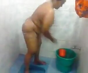 Seks seksi dan bebas dengan adegan bilik air aunty india selatan yang lebih tua.