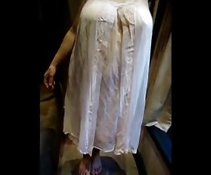 Nenek matang berpayu dara besar dengan lelaki panas dengan tetek besar dalam baju tidur.