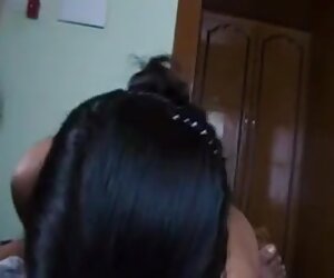 Desi makcik india bukan anak perempuannya menghisap zakar nenek bersama-sama.