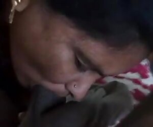 Desi makcik india bukan anak perempuannya menghisap zakar nenek bersama-sama.