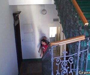 Dia tahu cara bermain permainan nenek untuk nenek.