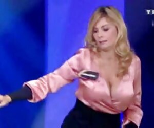 Wanita tua Valerie bercinta dengan berambut perang hitam di Rue de la Fortuna.