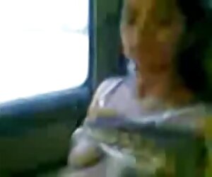 Makcik wanita tua pintar matang menunjukkan tetek india di dalam kereta.