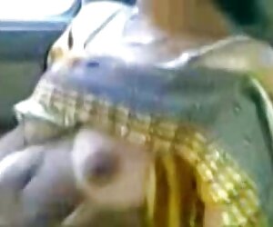 Makcik wanita tua pintar matang menunjukkan tetek india di dalam kereta.