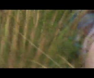 Video seks hebat dengan dewasa tua dengan pantat besar berbulu di luar rumah.