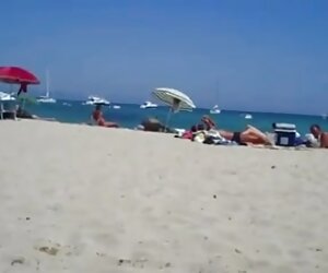 Di pantai, wanita tua meniduri wanita bogel yang matang.