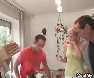 Dia, nenek, bermain dengan faraj ibu, video xxx lelaki muda matang teman lelakinya dan menghisap batang ayah.