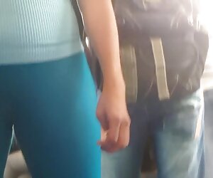 Seorang wanita yang sangat kaya dengan nenek berbulu dalam lycra biru.