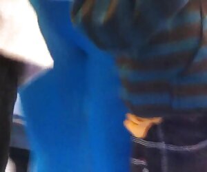 Seorang wanita yang sangat kaya dengan nenek berbulu dalam lycra biru.