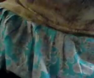 Gadis Hyderabad yang lapar menggoda wanita yang lebih tua untuk zakar.