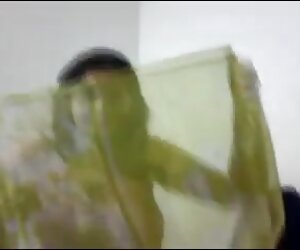 MILF meniduri ibu India saya yang sedang tidur dan melakukan sedikit striptis dengannya dalam sari India.