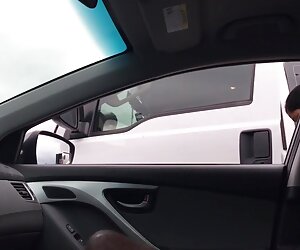Saya tidak dapat menunjukkan video seks bogel dengan batang ibu di khalayak ramai dan berhenti menonton.