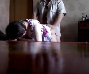 Ayah menutup suaranya dalam video ibu bersetubuh dengan anak-anak mereka mencari cam matang.