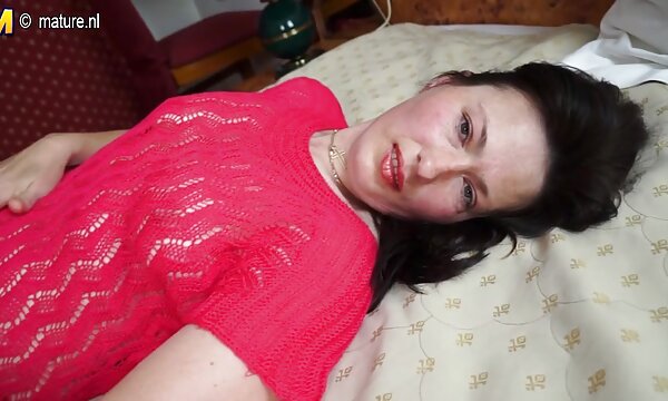 XXX MILF bermain dengan faraj matang dan mendapat fucked oleh seorang lelaki muda berbulu.
